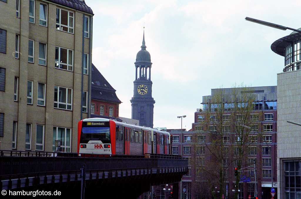 id10629 U-Bahn mit St. Michaelis