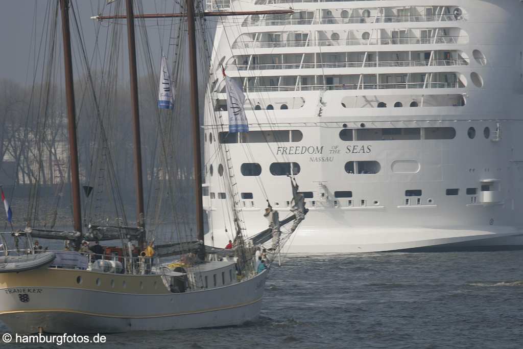 id106585 Hamburg | Kreuzfahrtschiff Freedom of the Seas verläßt den Hamburger Hafen