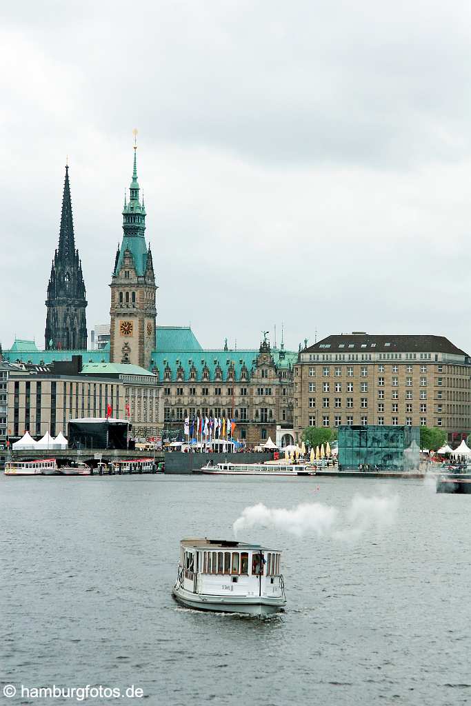 id106692 Hamburg-Neustadt | Einweihung des Jungfernstiegs im Mai 2006, Skyline Hamburg, Binnenalster, Mahnmal St. Nikolai, Hamburger Rathaus, Alsterdampfschiff