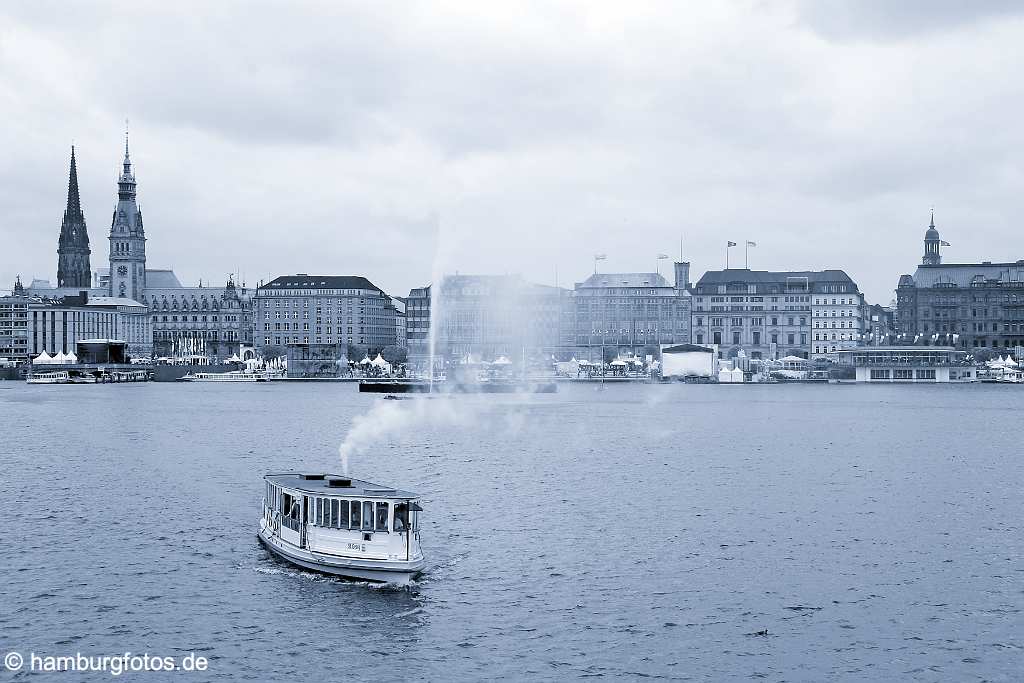 id106693 Hamburg-Neustadt | Einweihung des Jungfernstiegs im Mai 2006, Skyline Hamburg, Binnenalster, Mahnmal St. Nikolai, Hamburger Rathaus, Alsterdampfschiff