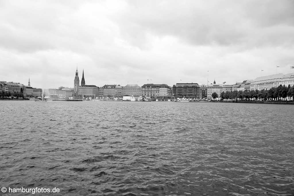 id106694 Hamburg-Neustadt | Einweihung des Jungfernstiegs im Mai 2006, Skyline Hamburg, Binnenalster, Mahnmal St. Nikolai, Hamburger Rathaus