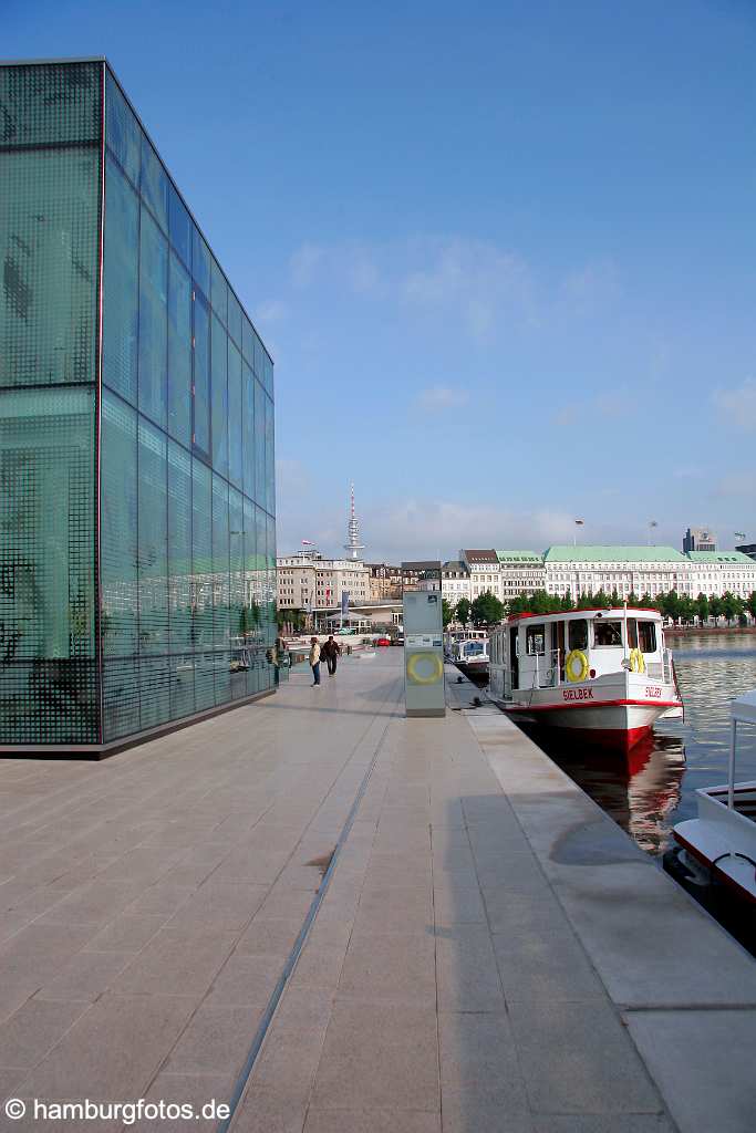 id106698 Hamburg-Neustadt | neu gestalteter Alsteranleger mit Glaspavillon der ATG, Binnenalster, Alsterschiff, Jungfernstieg, neuer Jungfernstieg, Fernsehturm, Hotel vier Jahreszeiten