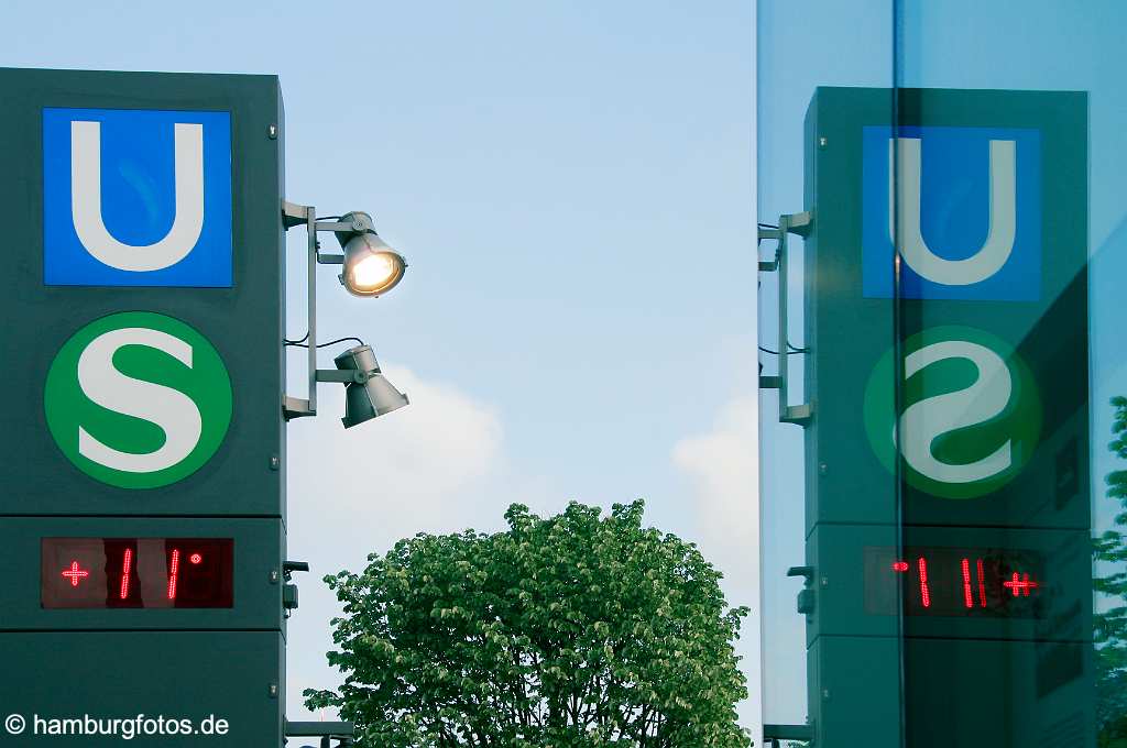 id106699 Hamburg-Neustadt | Spiegelbild im Glaspavillon, U und S-BAHN Jungfernstieg, HVV, Nahverkehr