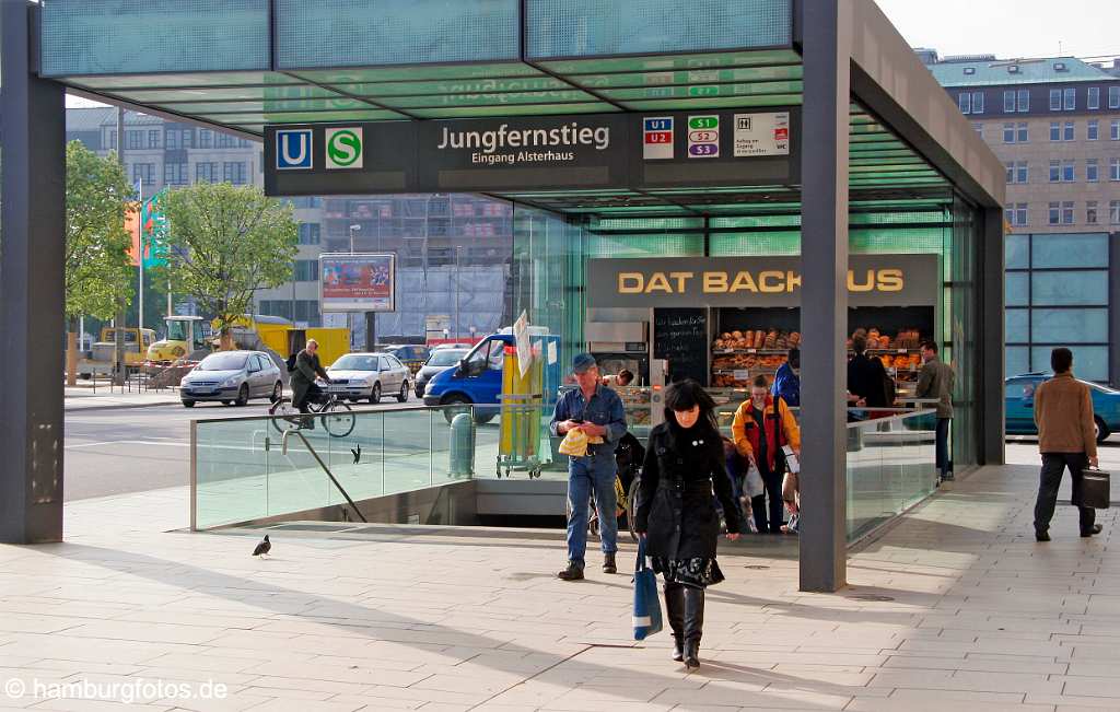 id106700 Hamburg-Neustadt | U und S-BAHN Jungfernstieg, neu gestalteter Ausgang mit DAT BACKHUS, HVV, Nahverkehr, Passanten