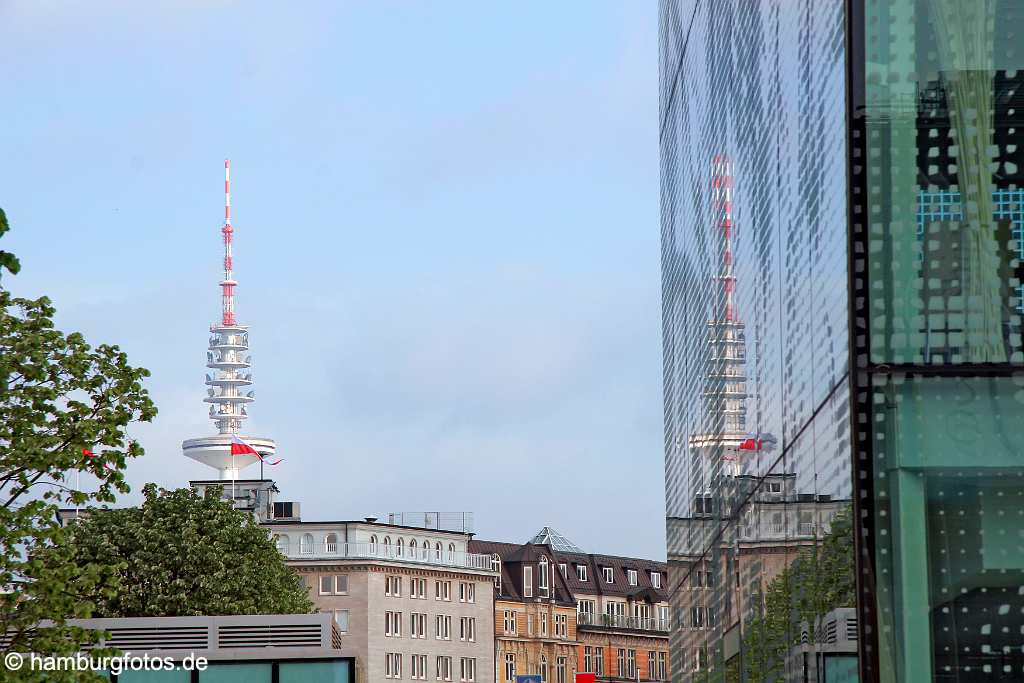 id106702 Hamburg-Neustadt | Der Hamburger Fernsehturm spiegelt sich im neuen Glaspavillon auf den Jungfernstieg, Alsteranleger