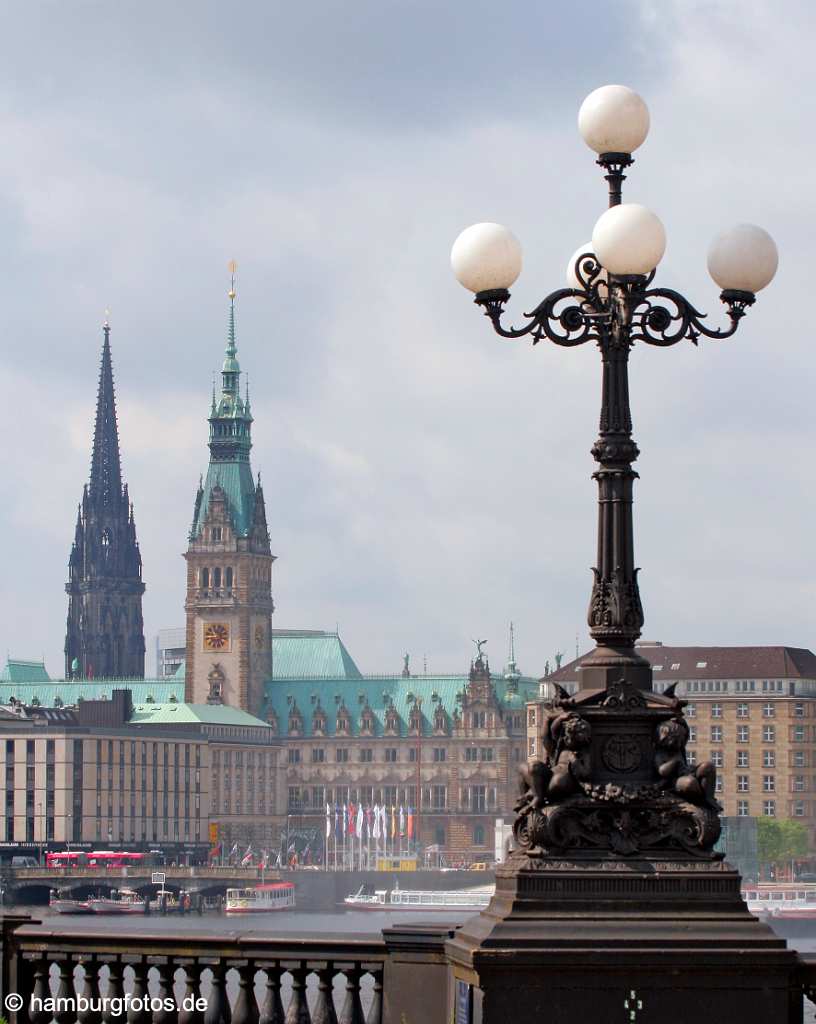 id106706 Hamburg | Skyline Hamburg, Binnenalster, Jungfernstieg, Hamburger Rathaus mit Kandelaber auf der Lombardsbrücke