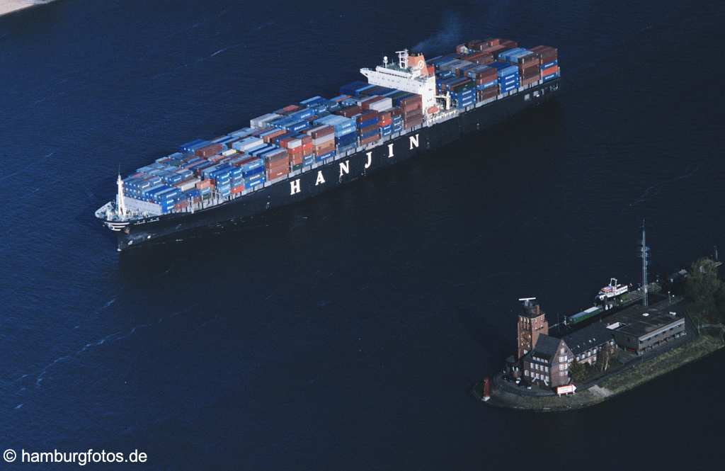 id106731 Hamburg | Luftbild, Containerschiff der Reederei HANJIN mit dem Lotsenhaus, Seemannshöft