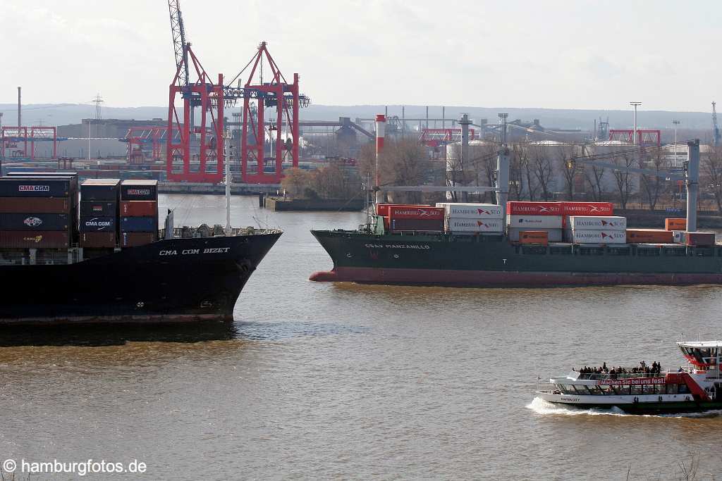 id106778 Hamburg | 2 Containerschiffe beim einlaufen, auslaufen, Norderelbe, Schiffsbugs