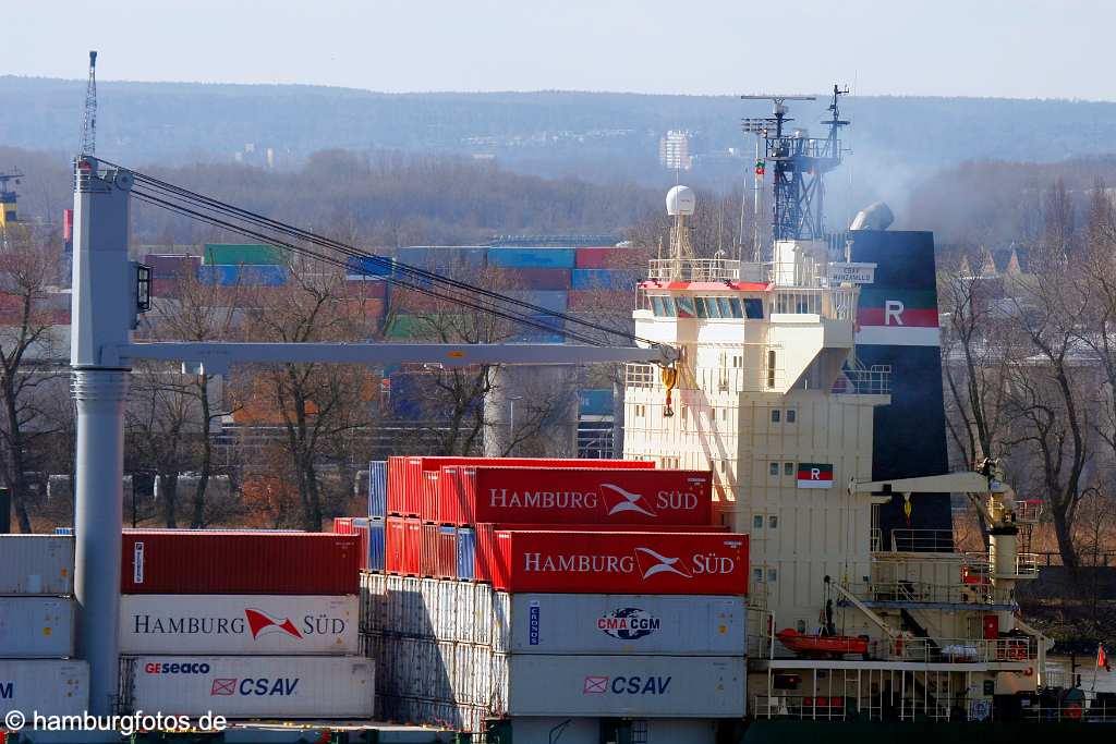 id106779 Hamburg | Schiffsbrücke mit Harbuger Hinterland, Schiffsschornstein, Hamburg Süd, CSAV, Bordkran, Ladegeschirr