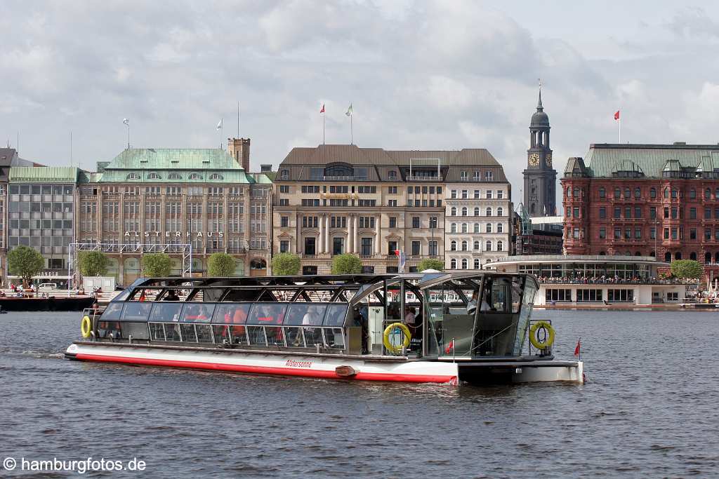 id106817 Hamburg | Skyline Jungfernstieg mit St- Michaelis und Solarschiff der Alsterflotte