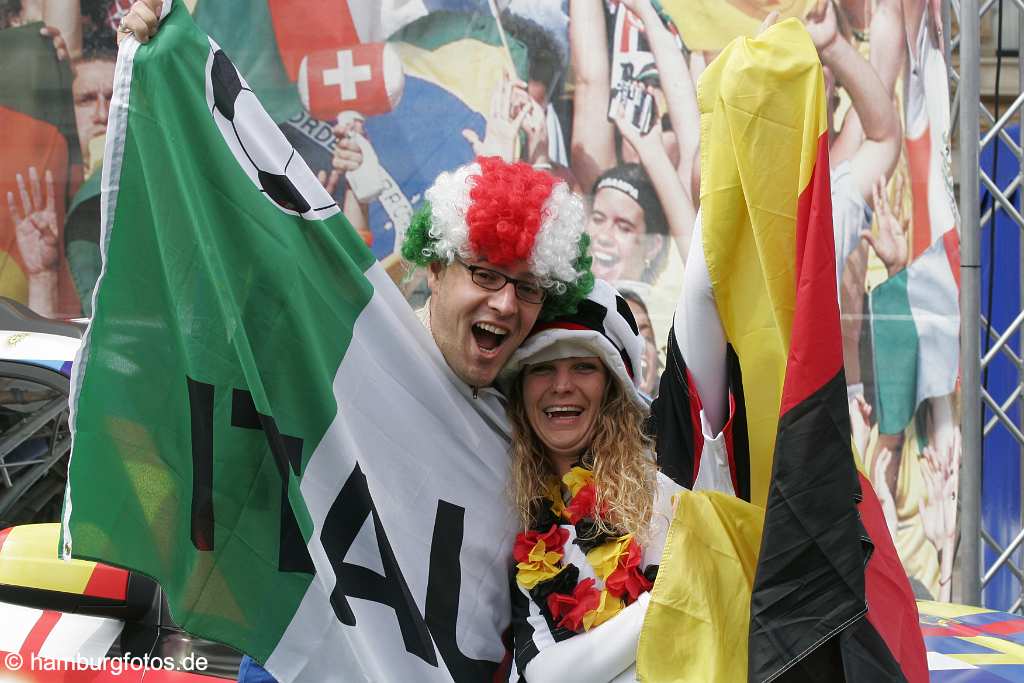 id106825 Hamburg | Präsentation auf dem Rathausmarkt vor Beginn der WM 2006. Die Beiden hatten einen guten "Riecher".