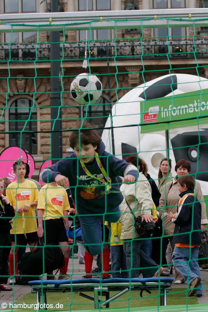 id106827 Hamburg | Fussball, Kopfball, Rathausmarkt