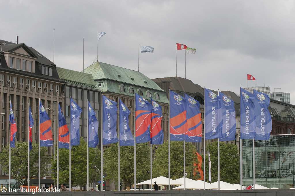 id106829 Hamburg | Fahnen am Jungfernstieg und auf dem Alsterhaus