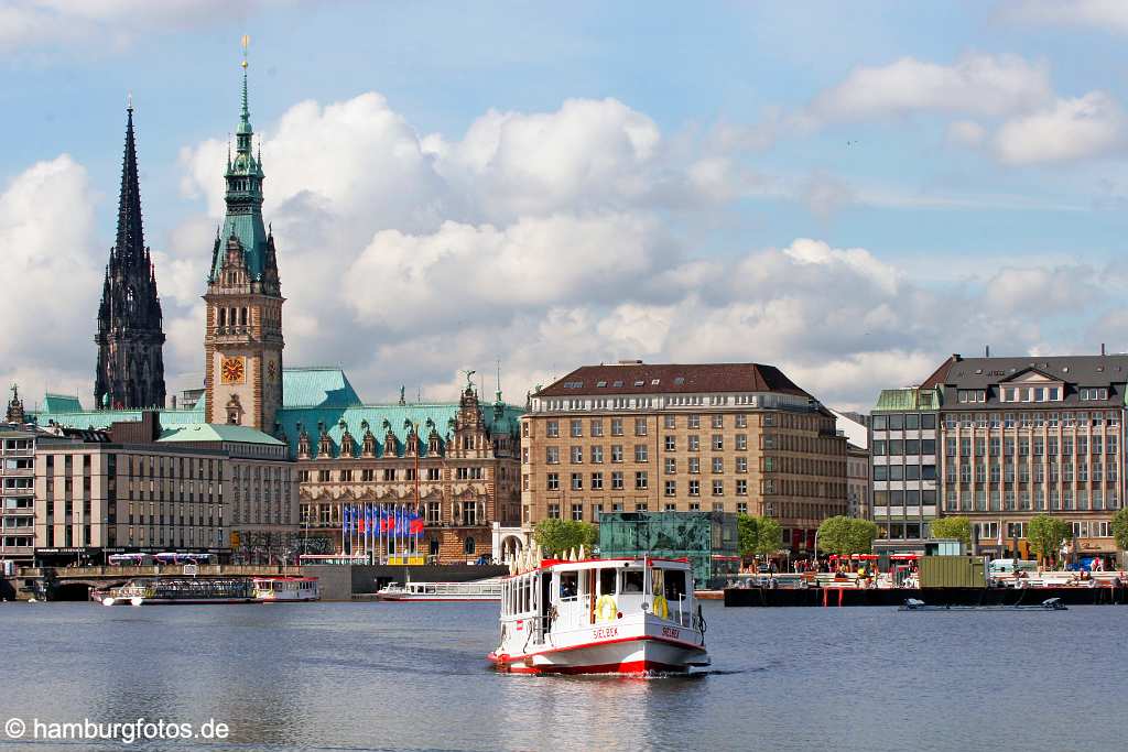 id106834 Hamburg | Skyline mit Binnenalster und Alsterschiff, Rathaus und St. Nikolai im Hintergrund