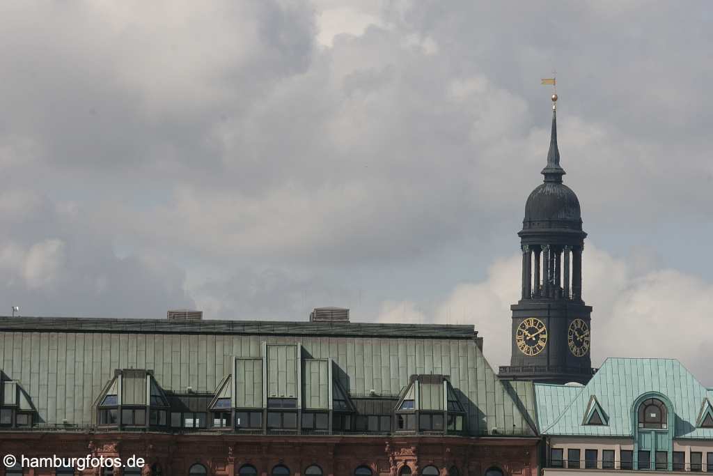 id106835 Hamburg | Kuperdächer mit dem Turm von St. Michaelis