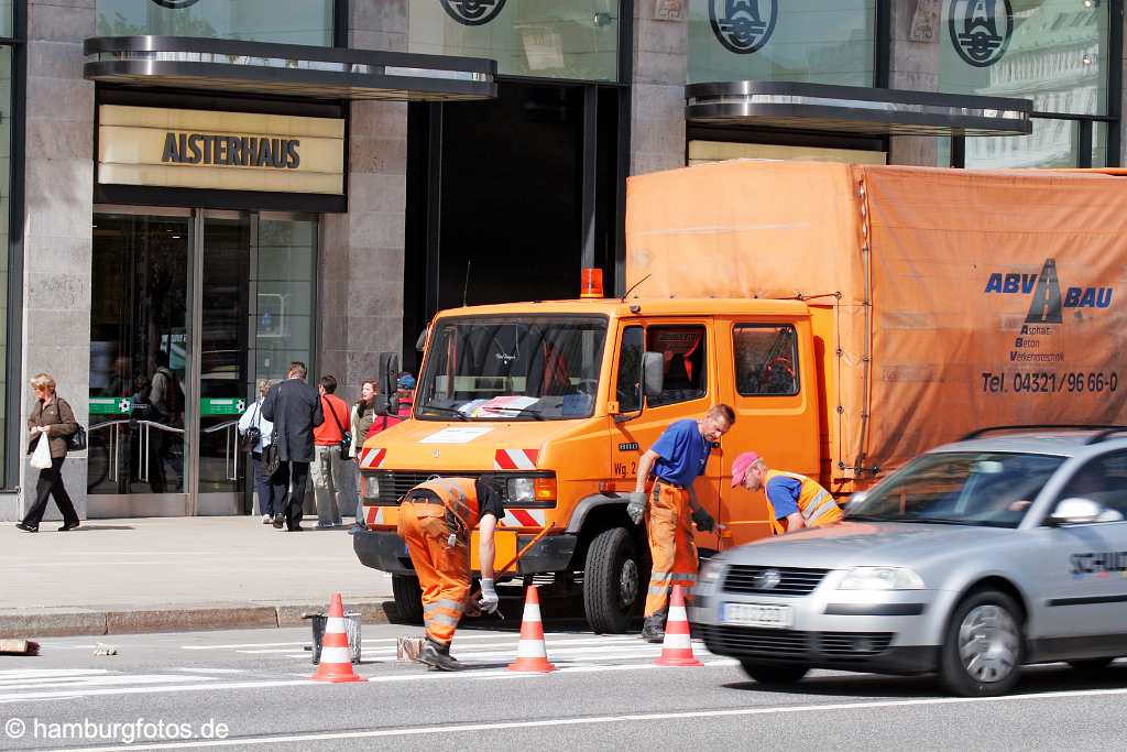 id106838 Hamburg | Straßen-Markierungsarbeiten am Jungfernstieg