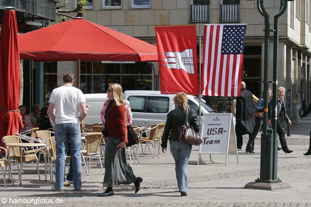 id106845 Hamburg | Rathausmarkt, Fahnen Hamburg, USA, Passanten