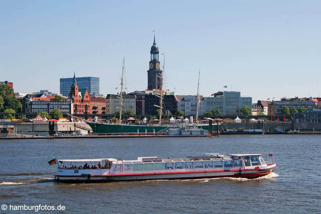 id106859 Hamburg | Skyline St. Pauli Landungsbrücken 2006 mit Barkasse auf der Norderelbe