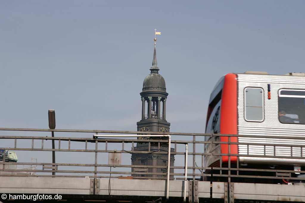 id106867 Hamburg | Line U3 mit St. Michaelis