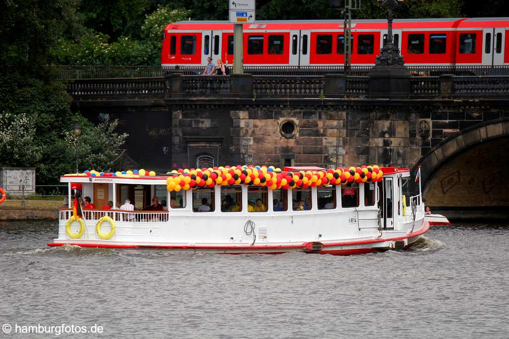 id106906 Hamburg | Alsterschiff auf der Binnenalster, dekoriert mit Luftballons in den Deutschlandfarben, schwarz, rot, gelb