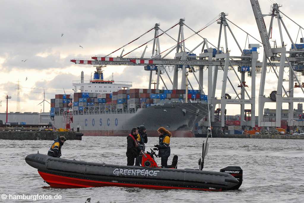 id109391 Hamburg | Sturmflut am 01.11.2006, Greenpeace vor Tollerort Container Terminal