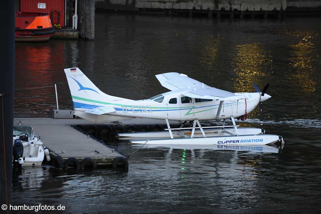 id501065 Hamburg bei Nacht, Wasserflugzeug