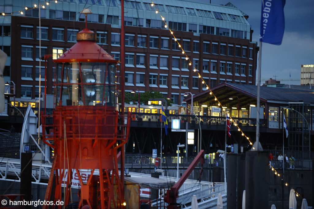 id501081 Hamburg bei Nacht, Feuerschiff (umgebautes Restaurant) vor der U-Bahnstation Baumwall.