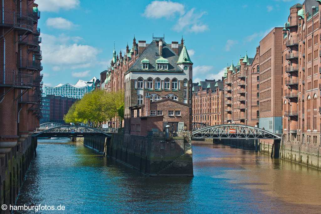 id526001 Hamburg, Speicherstadt mit Elphi, Wsserschloss 2017