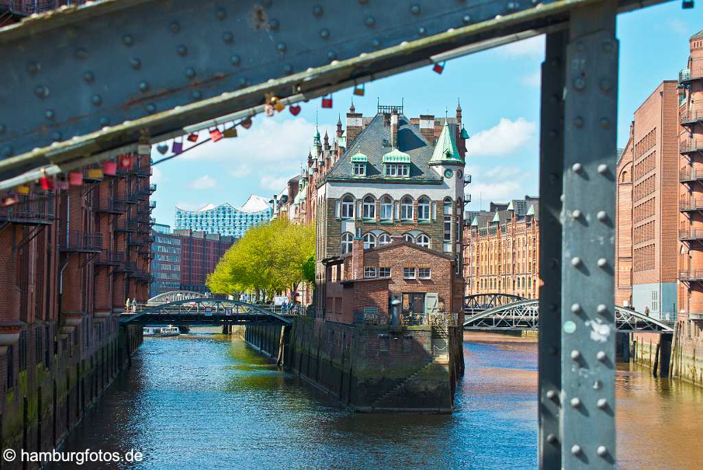 id526004 Hamburg, Brücke in der Speicherstadt mit Liebesschlössern