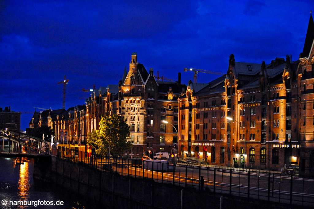 - Hamburg bei Nacht, die historische Speicherstadt