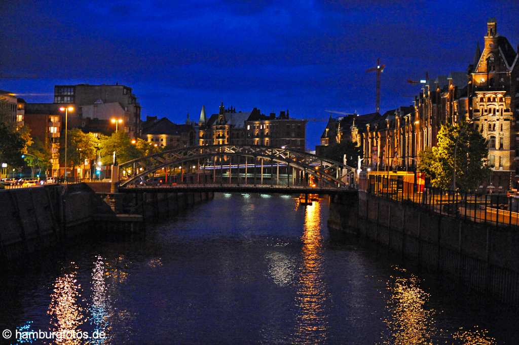 - Hamburg bei Nacht, die historische Speicherstadt