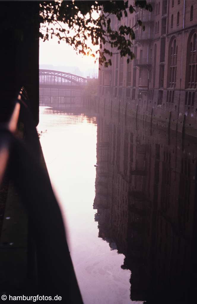 id106712 Hamburg | Historische Hamburger Speicherstadt | Fleet mit Spiegelbild, Morgen, Dunst, Brücke