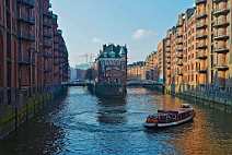 - Hamburg: Barkasse wendet im Wandrahmsfleet