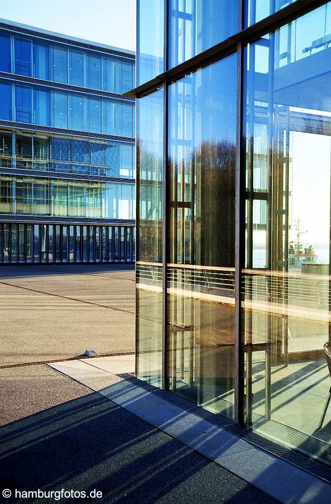 id100009 Hamburgs neues Vorzeigeobjekt in Neumuehlen, an der Grossen Elbstrasse ist die so genannte Perlenkette. Viele Medienfirmen haben hier ihr Quartier aufgeschlagen. Der direkte Blick auf die Elbe und den Container-Terminal Buchardkai bietet ein spanndendes Ambiente.