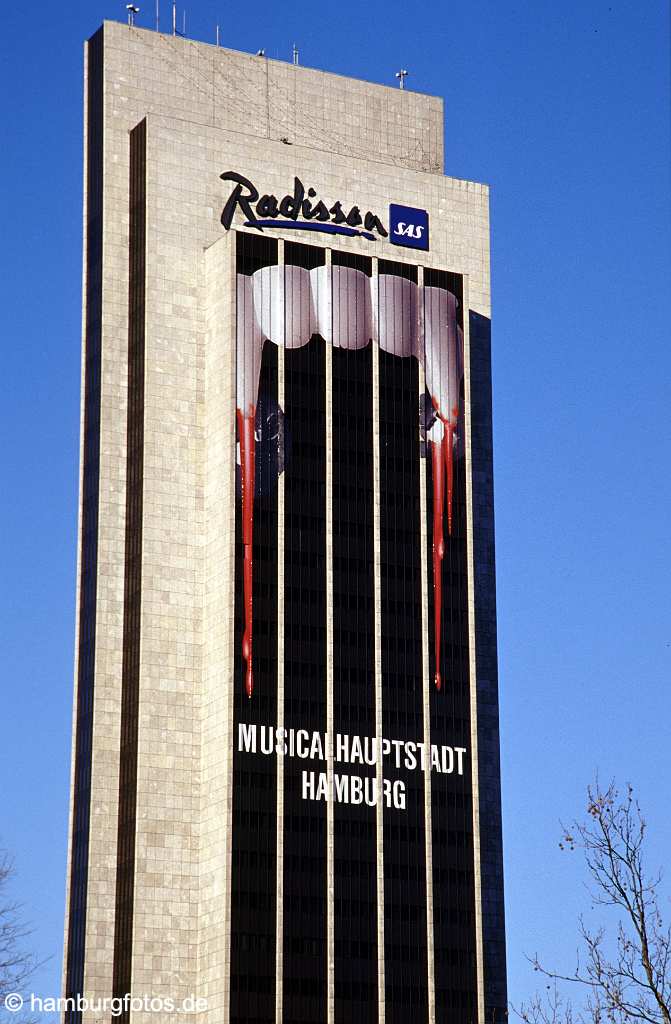 id100011 Das Hotel Radisson SAS Hamburg mit der Werbung fuer das Musical Tanz der Vampire.