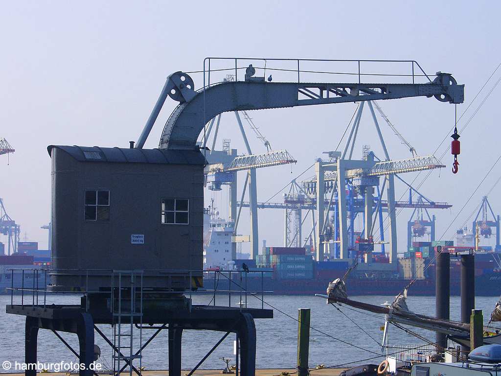 id100016 Beim Museumshafen in Hamburg-Oevelgoenne, alter Kran, im Hintergrund Container-Terminal Burchardkai.