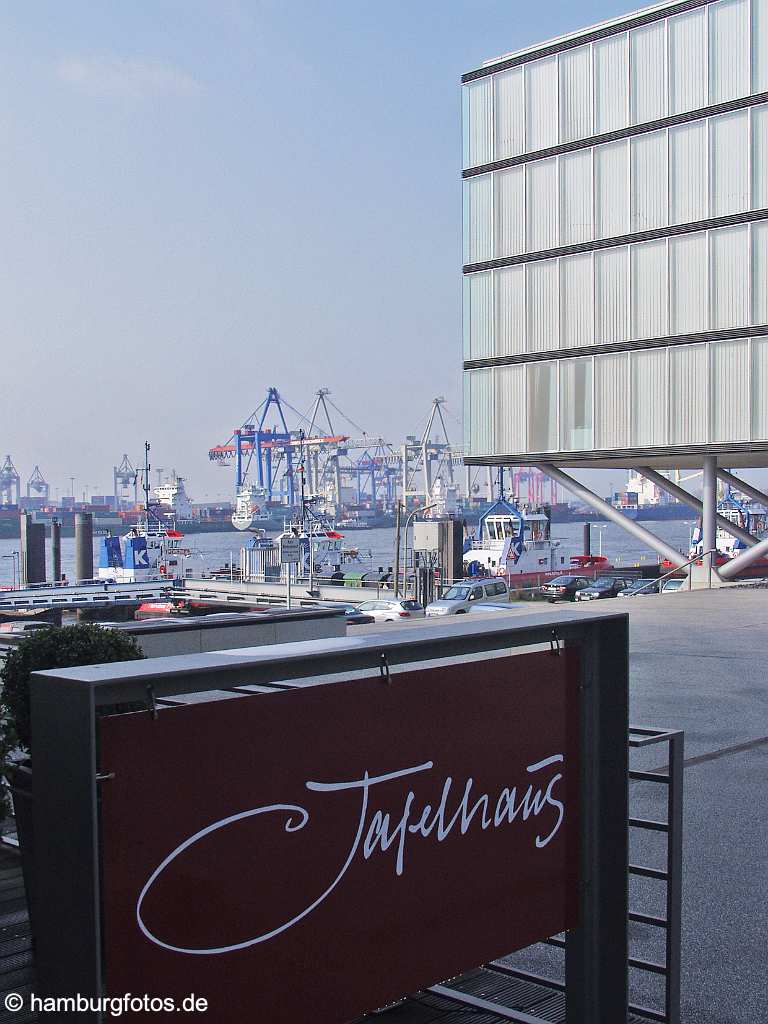 id100018 Hamburgs neues Vorzeigeobjekt in Neumuehlen, an der Grossen Elbstrasse ist die so genannte Perlenkette. Viele Medienfirmen haben hier ihr Quartier aufgeschlagen. Der direkte Blick auf die Elbe und den Container-Terminal Buchardkai bietet ein spanndendes Ambiente.