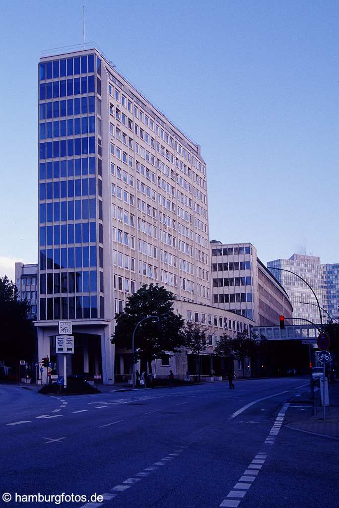 id100022 Der Axel Springerplatz in Hamburg mit dem Axel Springer Verlagshaus kurz vor dem Sonnenaufgang.