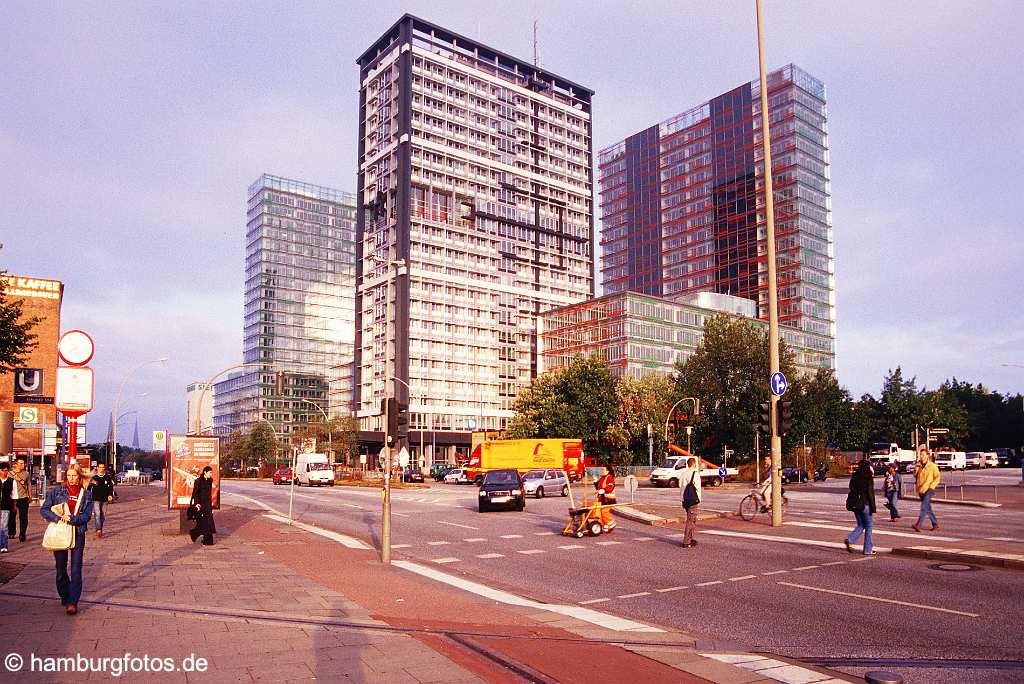 id100030 Das Berliner Tor Center in Hamburg, Menschen gehen in der Morgensonne zur Arbeit.