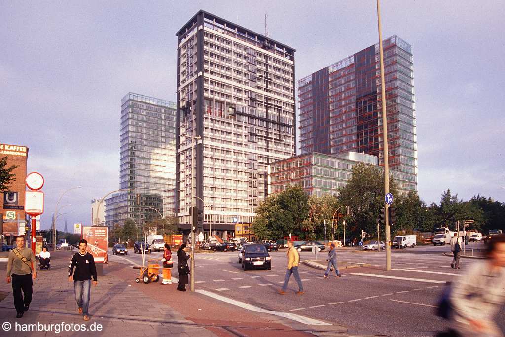 id100033 Das Berliner Tor Center im Morgenlicht, Menschen gehen zur Arbeit.