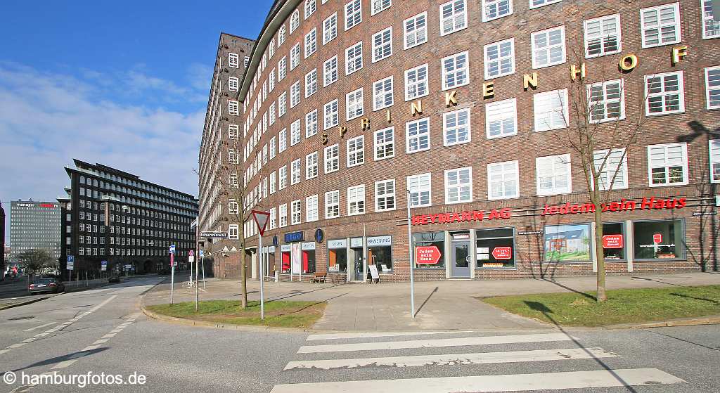 id102678 Sprinkenhof im Hintergrund das Chilehaus und der Spiegelverlag, Architektur Hamburg