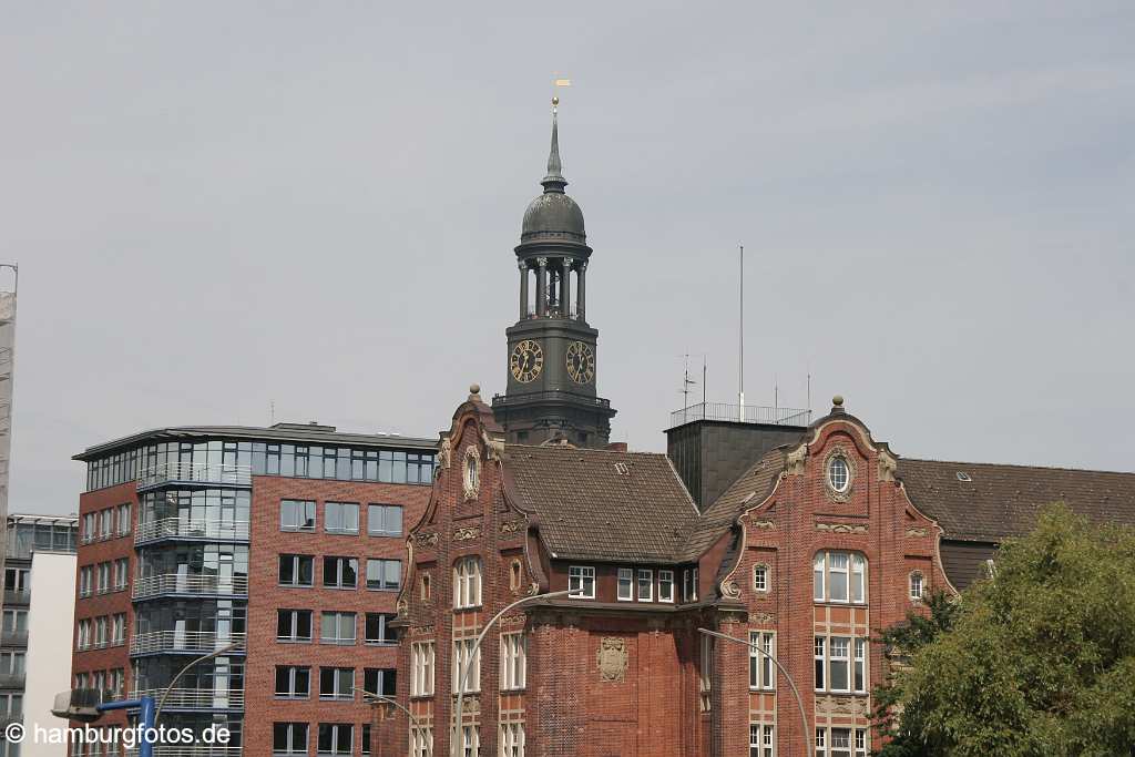 id106886 Hamburg | Feuerwehrwache am Schaarsteinweg mit St. MIchaelis