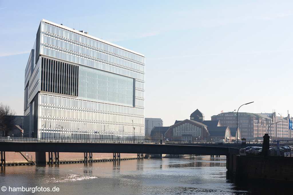 id113441 Hamburg, der Zollkanal mit dem Blick zum Deichttorplatz. Im Vordergrund das Buerohaus Deichtor, im Hintergrund die Deichtorhallen