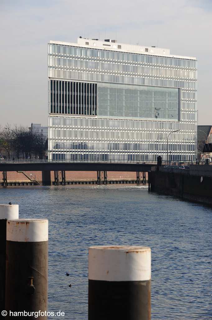 id113451 Hamburg, der Zollkanal mit dem Blick zum Deichttorplatz. Im Vordergrund das Buerohaus Deichtor.