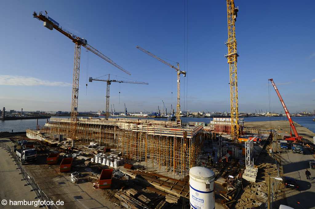 id113480 Hamburg-Hafencity im Fruehjahr 2008, Blick vom View Point am Grosser Grasbrook zu den Baustellen am Huebnerkai.