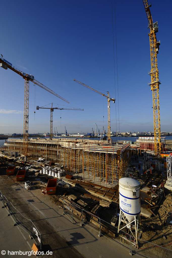 id113481 Hamburg-Hafencity im Fruehjahr 2008, Blick vom View Point am Grosser Grasbrook zu den Baustellen am Huebnerkai.