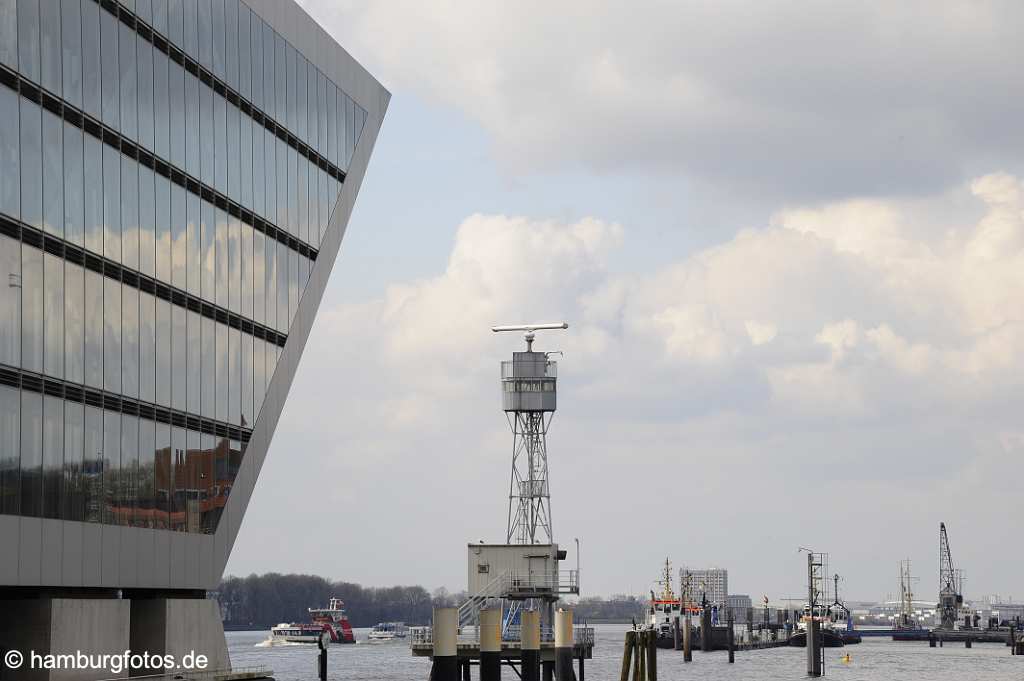 id500098 Das Buerohaus Dockland mit der Elbe in Blickrichtung Finkenwerder.