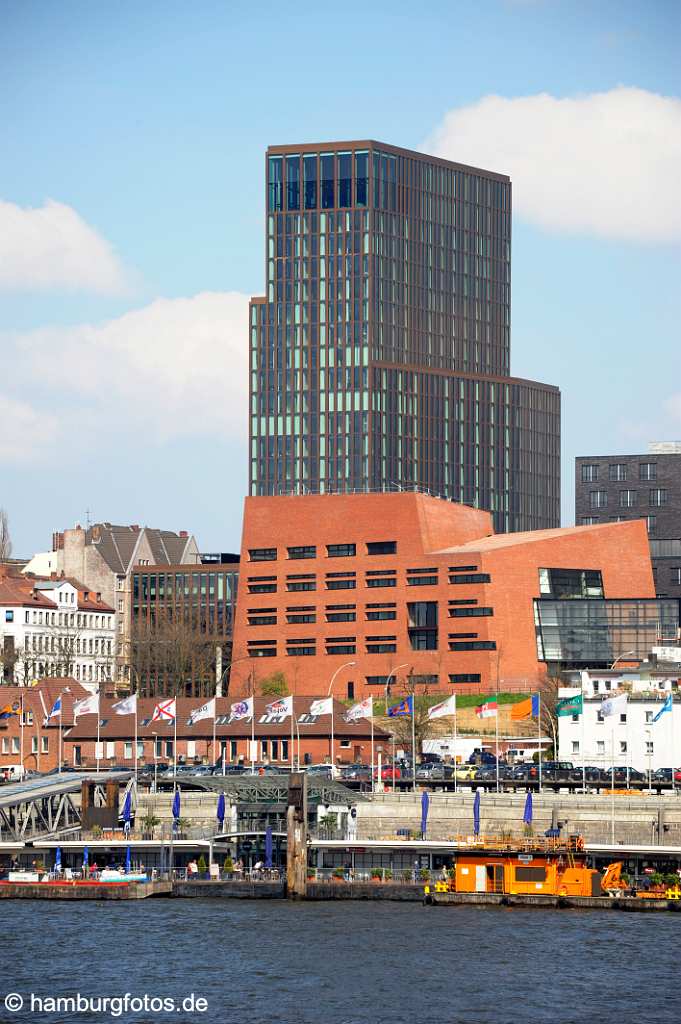 id500198 Hamburg St. Pauli, dass Empire-Riverside-Hotel an der Bernhard-Nocht-Strasse bei gutem Wetter. Der Himmel ist blau und die Sonne strahlt.