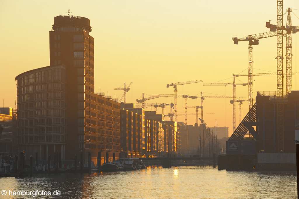 id502128 Hamburg im Sonnenaufgang - Hamburger Hafen mit der Hafencity, Krane der Grossbaustelle Hafencity.