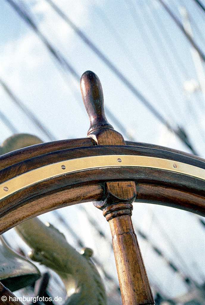 id10440 Schiffssteuerrad auf Windjammer